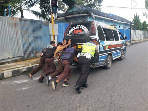 3 Momen Kurir Paket Bantu Warga Dorong Mobil Mogok