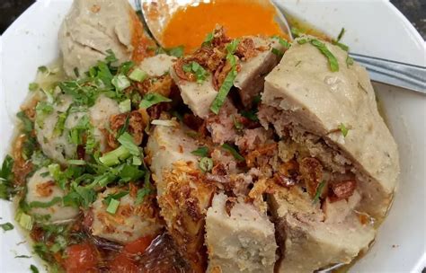 Kenapa Guru Honorer di Garut Harus Jualan Bakso?