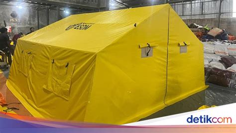 Merakit Tenda Darurat untuk Pengungsi Banjir ala Bapak-Bapak